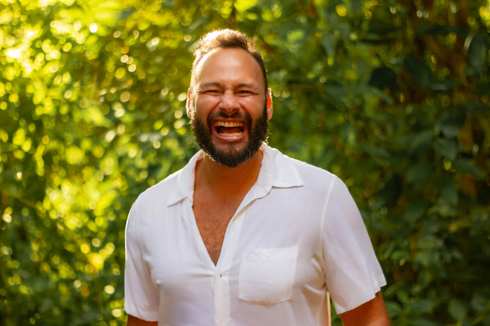 Gabriel Sabiá sorrindo em meio à natureza